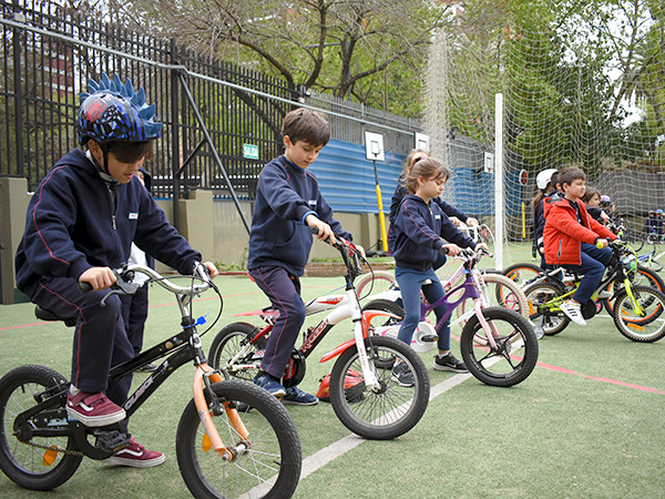 Bicicleteada en el campo de deportes