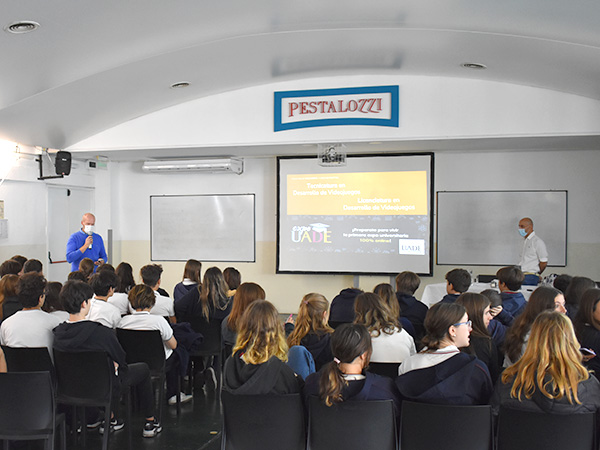 Charla sobre la industria de los videojuegos